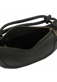 Borsa a mano in pelle nera con finitura texturizzata, hardware della cerniera oro e design arrotondato. All'interno presenta una fodera scura e una tasca con zip.
