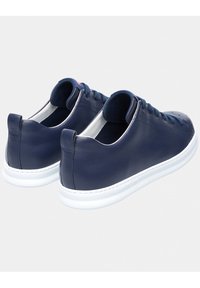 Adidași din piele bleumarin cu un finisaj neted, talpă din cauciuc alb și vârf rotund. Prezintă cusături minime și limbă și guler căptușiți.