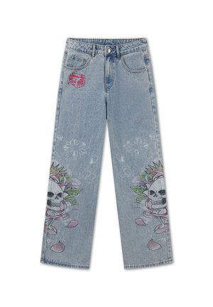 Lyseblå denimjeans med vide ben, der har kranie- og blomsterprint nær knæene og rød broderet tekst på den øverste venstre lomme.