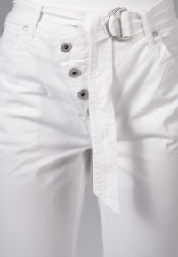 Witte katoenen broek met een hoge taille, voorzien van een design met riem, vijf knopen aan de voorkant en subtiele zakdetails.