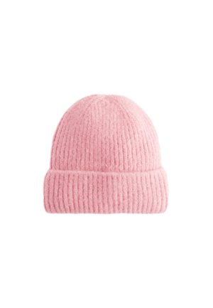 Puha, rózsaszín bordázott kötött sapka hajtott szegéllyel, a melegség és a hétköznapi viselet érdekében tervezve.