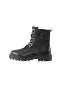 Bottes noires à la cheville avec un bout en cuir brillant, dessus en tissu texturé, design à lacets et semelle en caoutchouc avec logo en relief.