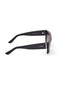 Lunettes de soleil Guess noires avec branches larges, verres rectangulaires et ornements en strass sur le dessus du cadre avant.
