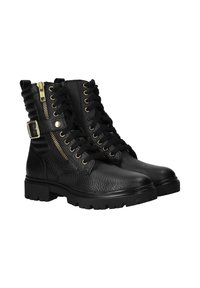 Zwarte leren enkelboots met een gestructureerde afwerking, gouden hardwareaccenten, vetersluiting aan de voorkant, zijrits en een gespdetail bij de enkel.