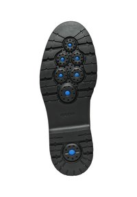 Suela de goma negra con textura antideslizante, que presenta seis agujeros de ventilación azules y el logo de Geox, diseñada para la transpirabilidad y el agarre.