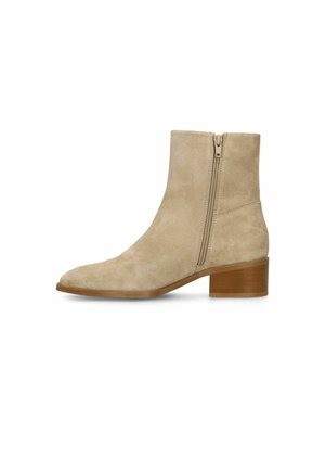 Beige suède enkellaars met zijrits en lage houten blokhak, getoond vanaf de buitenkant op een witte achtergrond.