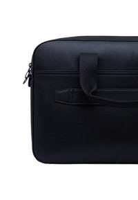 Borsa per laptop in pelle nera con scomparto imbottito, chiusura con cerniera e manico in tessuto. Presenta un design minimalista e dettagli di cucitura.