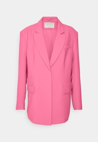 Blazer rosa com um corte ajustado, design de um botão, lapelas recortadas, dois bolsos frontais e um acabamento de tecido suave e texturizado.