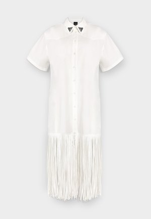 Biele krátke rukávy rozopínateľné šaty so špicatým golierom zdobené čiernymi trojuholníkovými ozdobami a dlhými bielymi strapcami pozdĺž lemu.