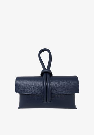Borsetta clutch in pelle blu navy con superficie strutturata e manico ad anello fissato al centro da una cinghia in pelle abbinata.