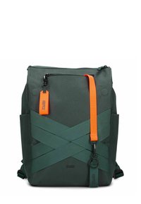 Sac à dos en tissu vert avec des accents orange, des sangles croisées, une poche zippée et des poches latérales. Présente une étiquette de logo bien visible.