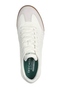 Scarpa sportiva bianca realizzata in pelle e suede. Presenta una linguetta imbottita, lacci rotondi, soletta verde e suola in gomma marrone chiaro.