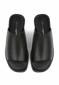 Schwarze Lederriemensandalen mit offenen Zehen, breitem Oberband und texturiertem Gummisohle. Mit goldfarbigem, eingeprägtem Logo auf der Innensohle.