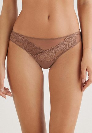 Bruine slipjes met kantafwerking, voorzien van doorzichtige gaas zijkanten en bloemmotieven, met een comfortabele pasvorm en zachte textuur.