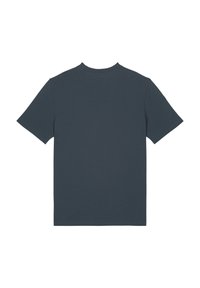 T-shirt bleu foncé en coton doux. Présente un col rond et des manches courtes, avec un dos uni et sans détails supplémentaires.
