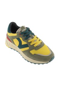 Zapatilla verde y amarilla con materiales de malla y ante. Presenta detalles en azul verdoso, cordones grises y una suela texturizada y acolchada.