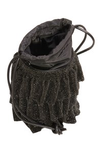 Svart pärlade dragsträngsbag med en samlad topp och slät satinfoder, med strukturerade fransdetaljer och smala snoddar.