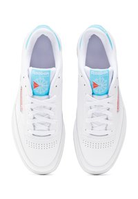 Sneakers bianchi in pelle con una superficie liscia, caratterizzati da accenti blu chiaro e perforazioni sulla punta. Design con lacci e marchio sulla linguetta.