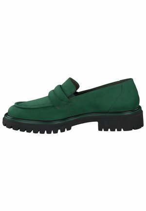 Grøn loafer i ruskind med kraftig sort grovmasket sål og rundet tå, der har en bred rem hen over overdelen for et afslappet og robust look.