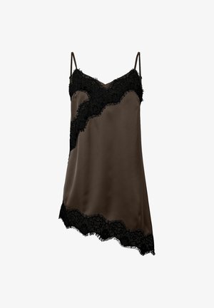 Robe nuisette en satin marron avec bordure en dentelle noire sur l'encolure, devant en diagonale et ourlet, avec fines bretelles et coupe asymétrique.
