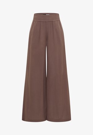 Brązowe spodnie o szerokich nogawkach z elastycznym pasem, wykonane z lekkiego materiału, pokazane z przodu na białym tle.