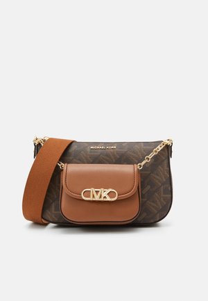 Brązowa i ciemna wzorzysta torba na ramię Michael Kors z złotymi łańcuszkowymi akcentami, przednią kieszenią z klapką i szerokim brązowym materiałowym paskiem.