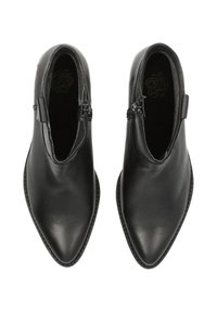 Zwarte leren enkelboots met een spitse neus, voorzien van een zijrits en decoratieve stiksels langs de zool.