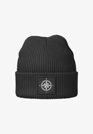 Schwarze Strickmütze mit gerippter Textur, die ein rechteckiges Patch mit einem weißen Kompassdesign und Richtungsbuchstaben (N, O, S, W) zeigt.