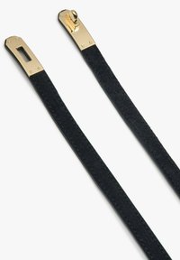 Czarny zamszowy pasek z metalowymi elementami w złotym kolorze na każdym końcu. Charakteryzuje się eleganckim wzornictwem, gładką fakturą i minimalistycznymi akcentami.