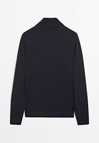 Zwarte pullover met een kraag, lange mouwen en geribbelde zoom. Gemaakt van een glad materiaal met een gelijkmatige textuur en zonder zichtbare patronen of accenten.