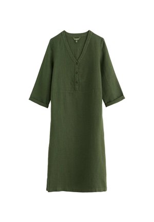 Robe en lin vert foncé longueur genou avec manches trois quarts, col en V, patte de boutonnage et ourlets de manches retroussés.