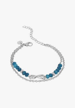 Bracelet à double chaîne argentée avec des perles facettées bleues et un pendentif symbole de l'infini au centre, équipé d'un fermoir mousqueton et d'une chaîne rallonge.
