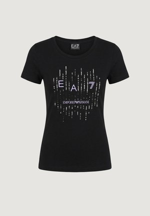 Černé tričko s krátkým rukávem s logy "EA7" a "EMPORIO ARMANI" uprostřed, obklopené vertikálními abstraktními stříbrnými linkami.