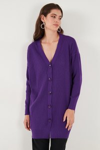 Lila ribbad cardigan med v-ringning och sex knappar. Har långa ärmar och en avslappnad passform. Slät textur och en något längre längd.