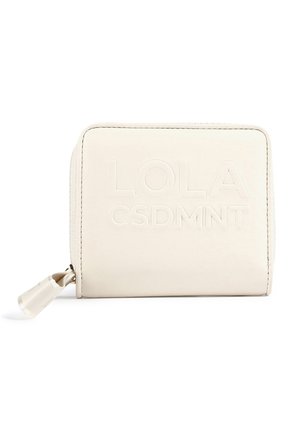 Cartera de cuero blanca con el texto en relieve "LOLA CSDMNT", cierre con cremallera, forma rectangular y textura suave.