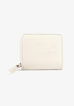 Cartera de cuero blanca con el texto en relieve "LOLA CSDMNT", cierre con cremallera, forma rectangular y textura suave.