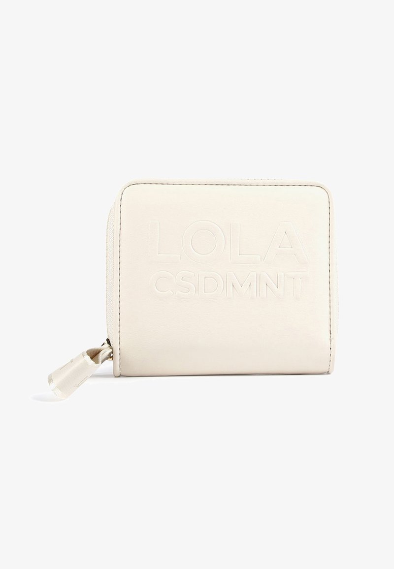 Cartera de cuero blanca con el texto en relieve "LOLA CSDMNT", cierre con cremallera, forma rectangular y textura suave.
