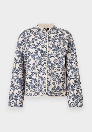 Καπιτονέ μπουφάν με λουλουδάτο μοτίβο σε ναυτικό μπλε πάνω σε εκρού φόντο· διαθέτει στρογγυλή λαιμόκοψη, κουμπώματα με τρουκ και δύο εμπρόσθιες τσέπες.