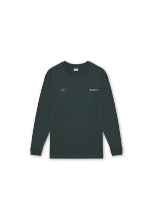 Camiseta de manga larga en algodón verde oscuro con cuello redondo y puños acanalados. Presenta un pequeño logo en blanco de "Ingo Supply Co.".