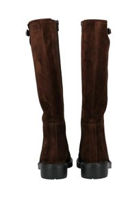 Bottes en daim marron à mi-mollet avec une texture lisse, un bout arrondi et une semelle en caoutchouc noir. Comprend une fermeture éclair latérale et des accents de sangle ajustables.