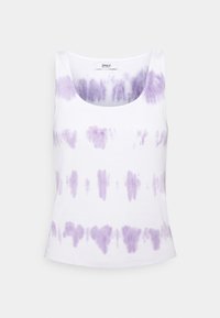 Camiseta sin mangas de color blanco con un patrón de tie-dye morado. Presenta un cuello redondo y un diseño sin mangas. Está hecha de una mezcla de algodón con textura acanalada.