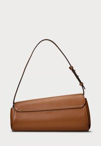 Brun lærveske med en strukturert design, en enkel justerbar stropp og kontraststing. Har en klaffelukking og logo-detalj.