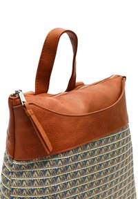 Handtasche aus Leder und gewebtem Stoff mit einem braunen Lederoberteil und Griff, das eine strukturierte Oberfläche und ein geometrisches Muster in Blau und Beige aufweist.