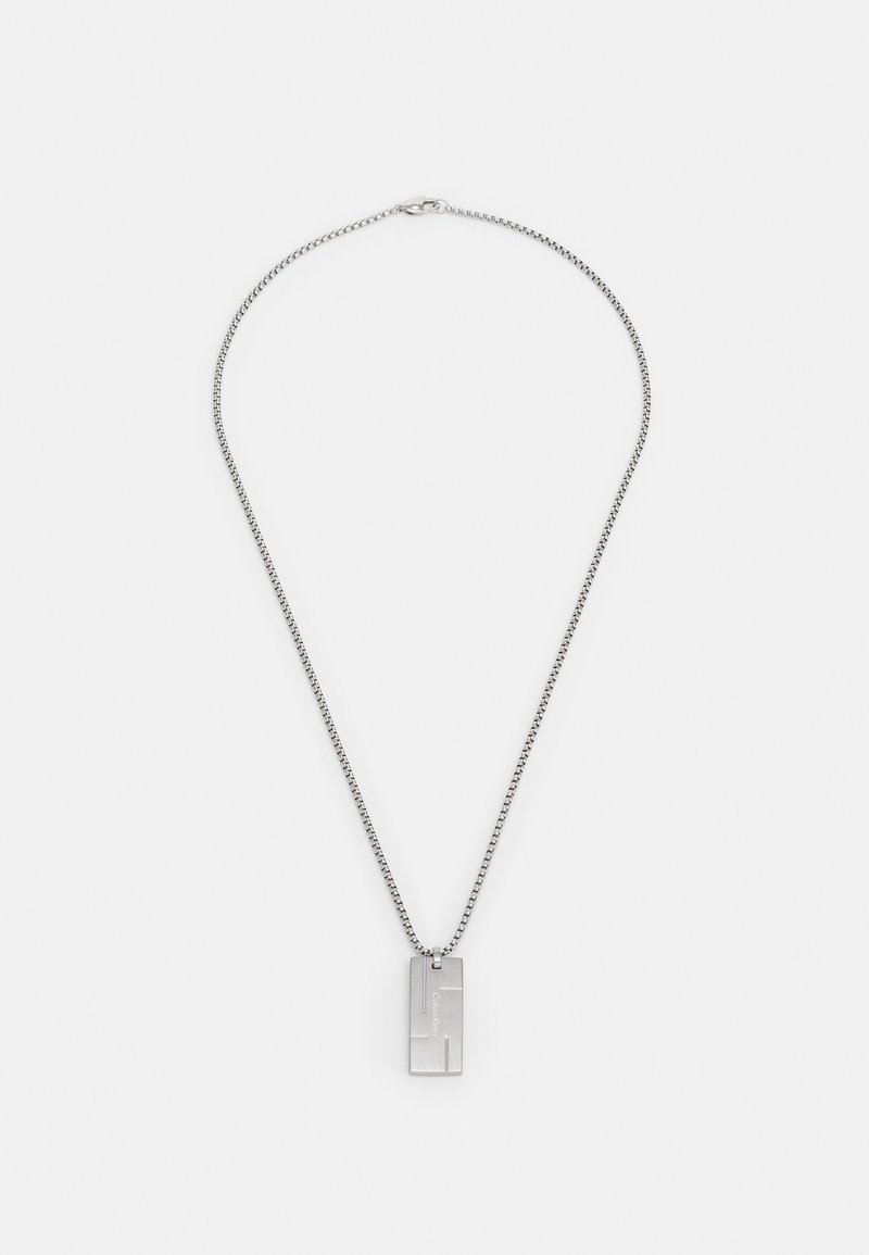 Sølvmedaljong halskjede med et rektangulært anheng som har en teksturert overflate og en kjedelinkdesign for holdbarhet.