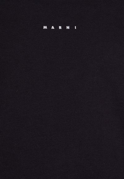 Schwarz Baumwoll-T-Shirt mit Rundhalsausschnitt und einem kleinen weißen "MARNI"-Logo, das in der Mitte gedruckt ist. Der Stoff hat eine weiche Textur.
