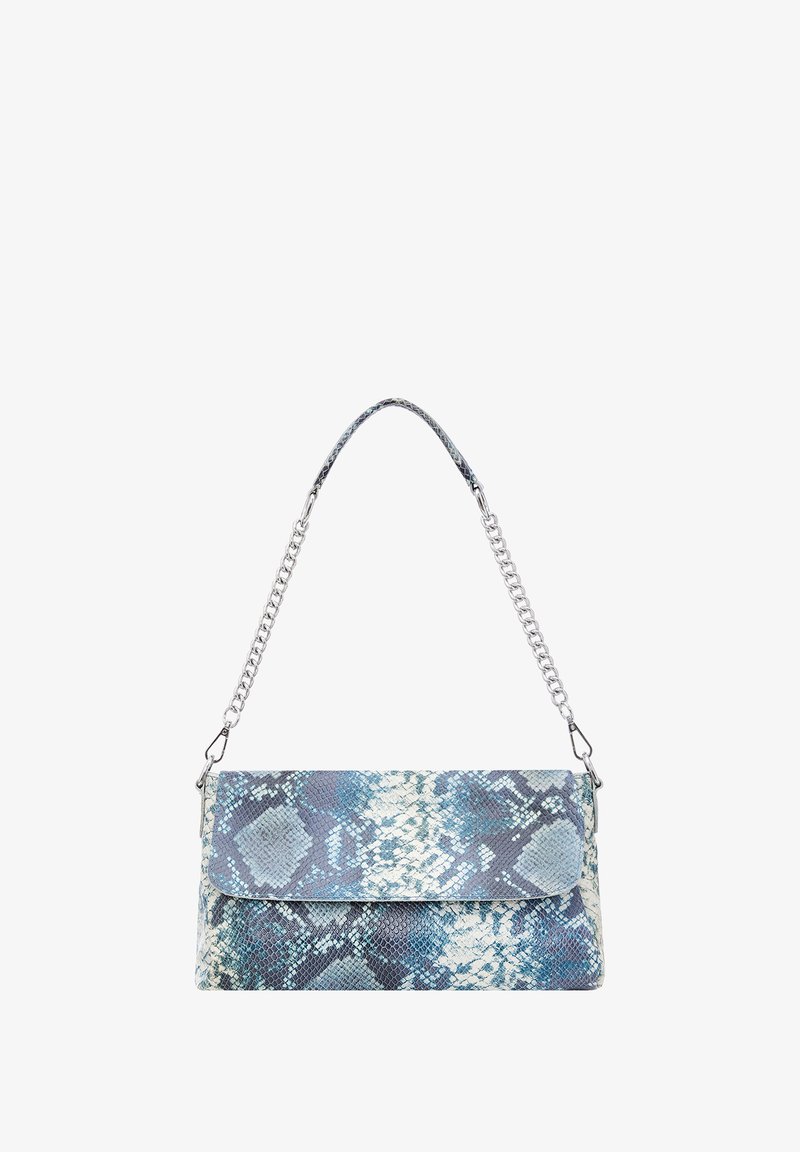 Kék és fehér kígyóbőr mintás kézitáska hajtókával és ezüst lánc pánttal. Texturált felülettel és geometrikus mintákkal rendelkezik.