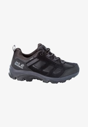 Chaussure de randonnée noire avec une tige en matériaux mixtes comprenant du mesh et du daim. Semelle en caoutchouc profonde avec des crampons robustes pour une meilleure traction. Logo de la marque visible.