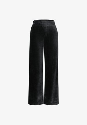 Czarne szerokie spodnie z korduroju z pionowymi prążkami, z płaskim pasem i dwoma guzikami z przodu.