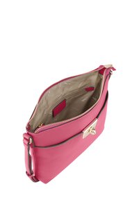 Roze leren schoudertas met een ritssluiting aan de bovenkant, gouden hardware en een beige voering die een klein vakje en een eenvoudig logopatroon bevat.