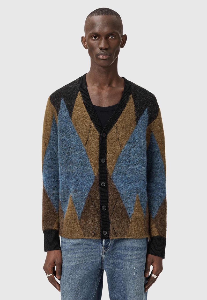 Πολύχρωμη ζακέτα από μείγμα μαλλιού· διαθέτει σχεδιασμό με μοτίβο σε μπλε, καφέ και μαύρα διαμάντια και κλείσιμο με μαύρα κουμπιά.